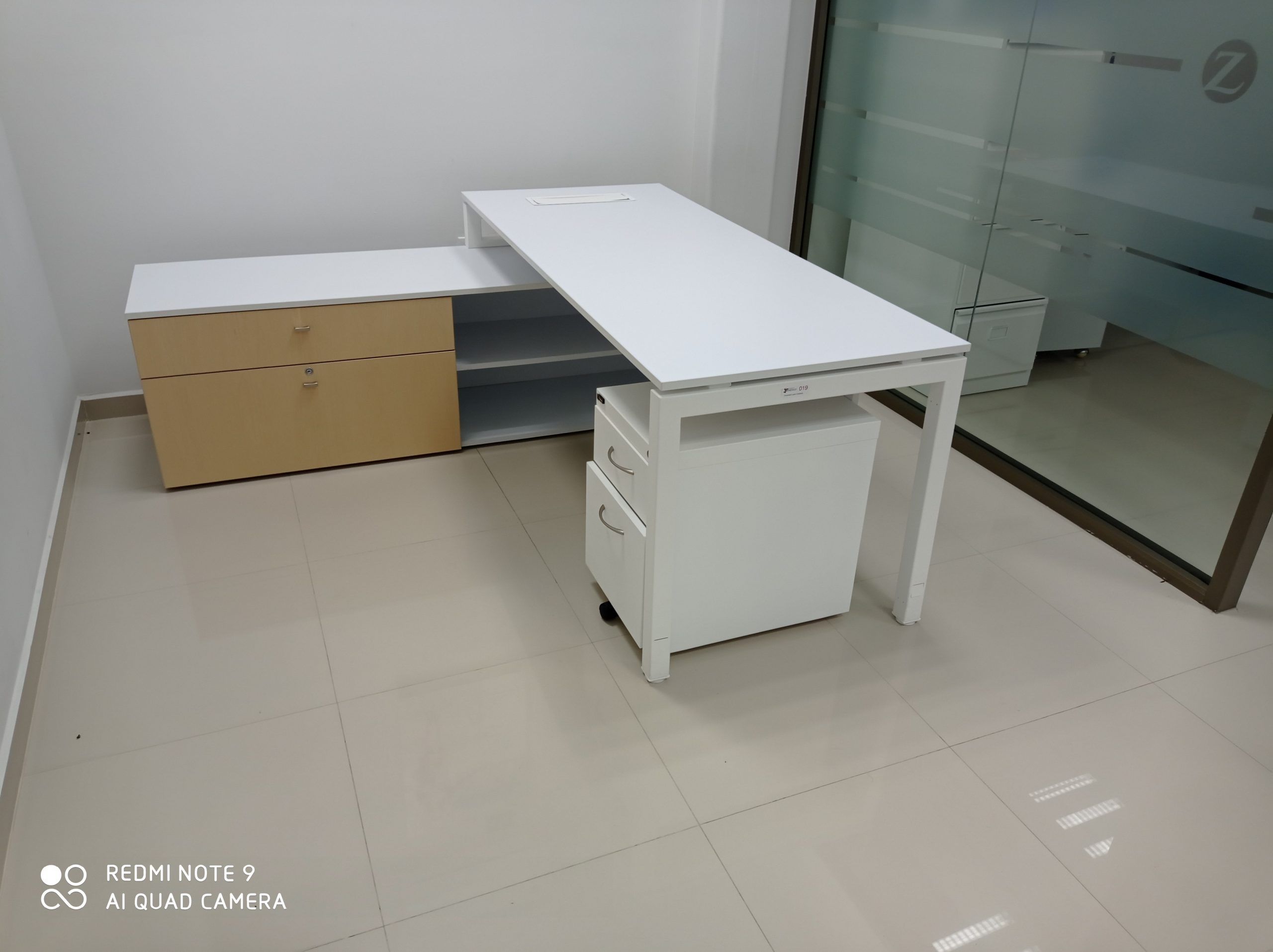 Lote 013 - Escritorio con cubierta de color blanca con credenza de color biege - Imagen 7