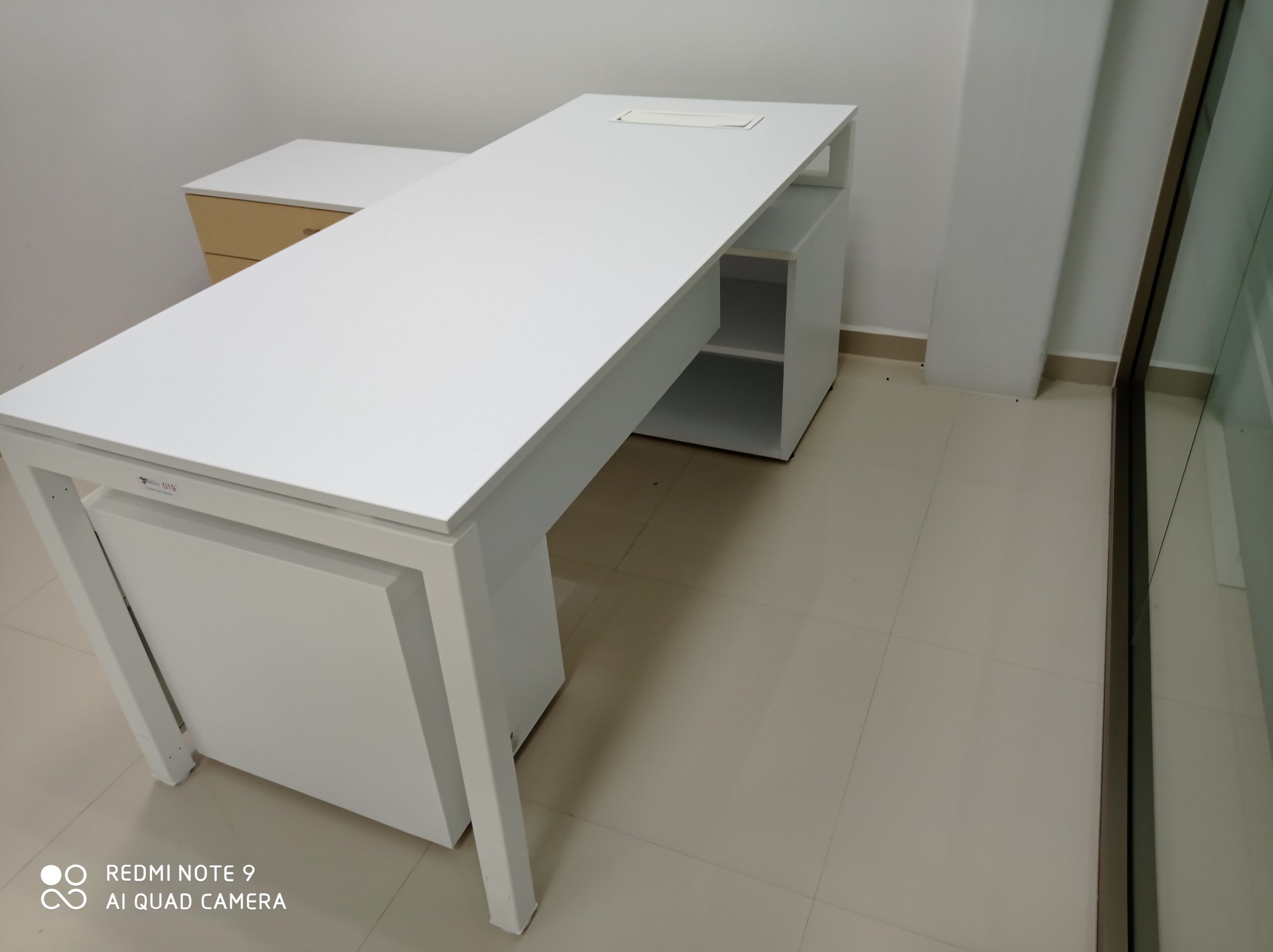 Lote 013 - Escritorio con cubierta de color blanca con credenza de color biege - Imagen 8