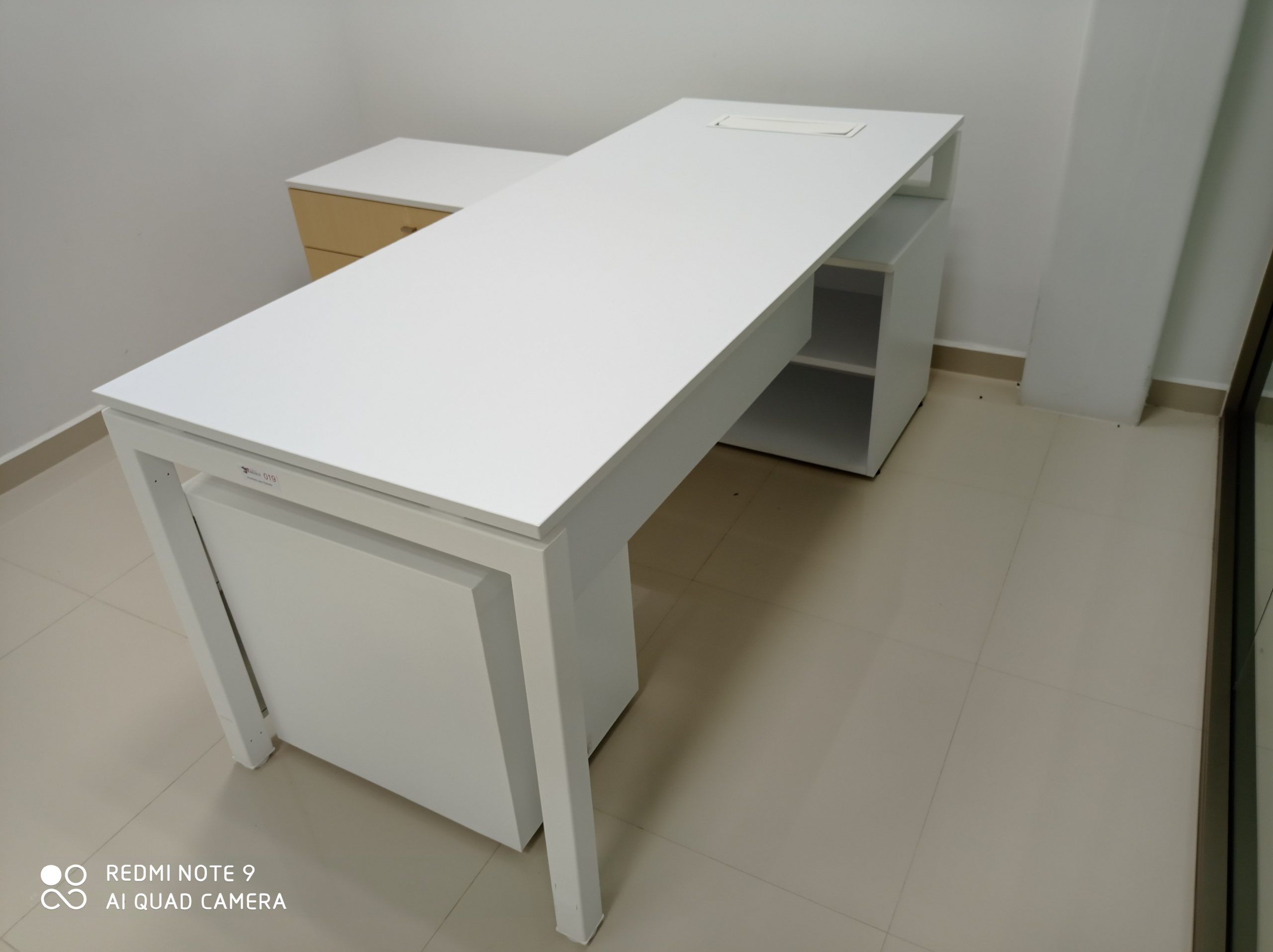 Lote 013 - Escritorio con cubierta de color blanca con credenza de color biege - Imagen 10
