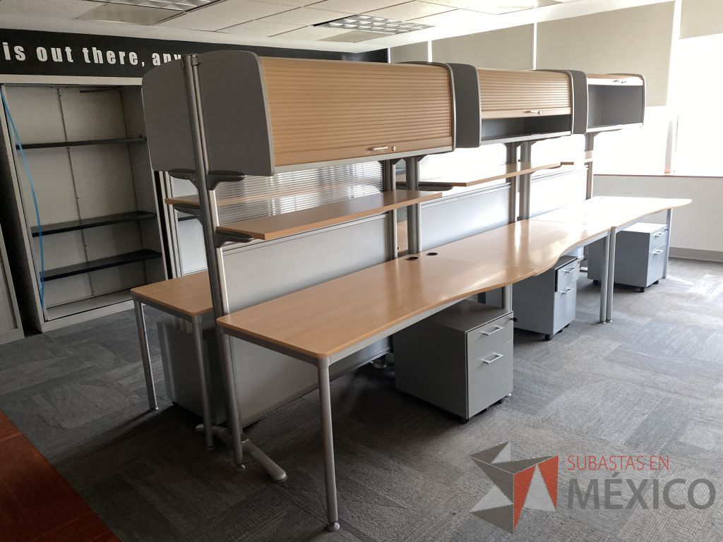 Lote 007 - Estación de trabajo para 6 personas con 6 gavetas, 6 repisas y 5 archiveros verticales de 2 cajones color gris (copia)