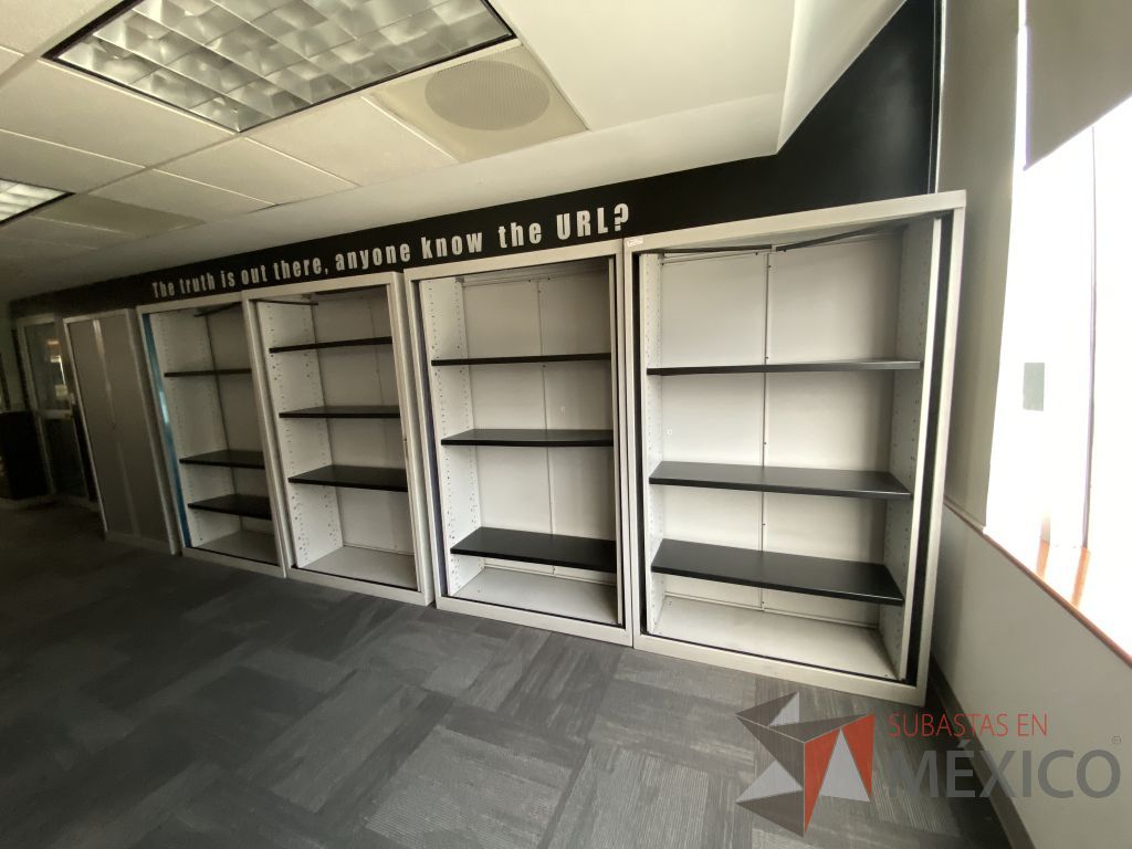 Lote 036 - Gabinete metálico alto con 2 puertas corredizas y 4 entrepaños