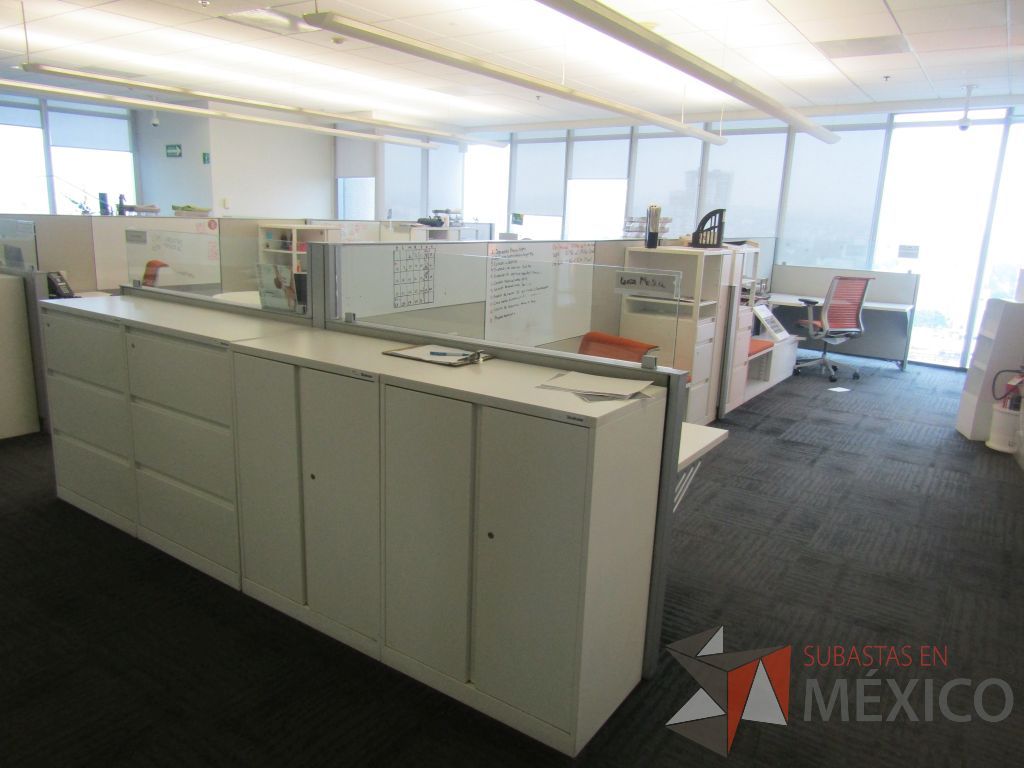 Lote 004 - Estación de trabajo para 5 personas, 3 credenzas de 1 cajón,1 espacio para documentos y cojín de tela color naranja - Imagen 2