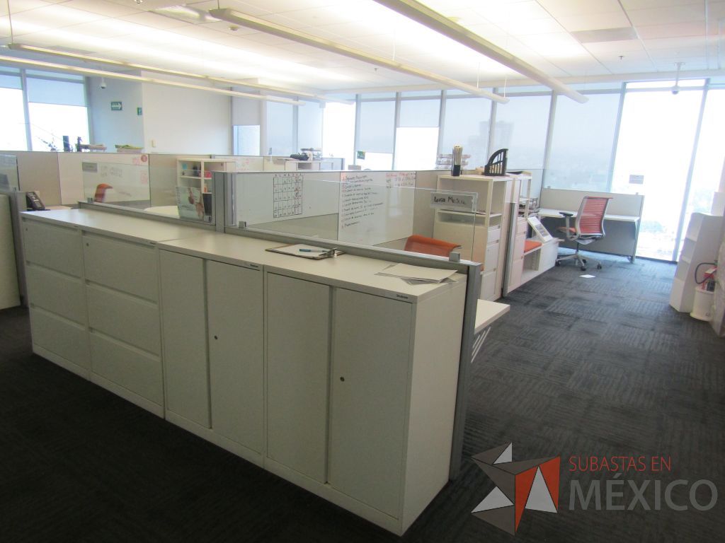 Lote 004 - Estación de trabajo para 5 personas, 3 credenzas de 1 cajón,1 espacio para documentos y cojín de tela color naranja - Imagen 3