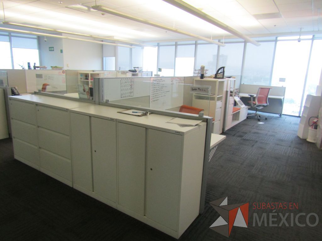 Lote 004 - Estación de trabajo para 5 personas, 3 credenzas de 1 cajón,1 espacio para documentos y cojín de tela color naranja - Imagen 4