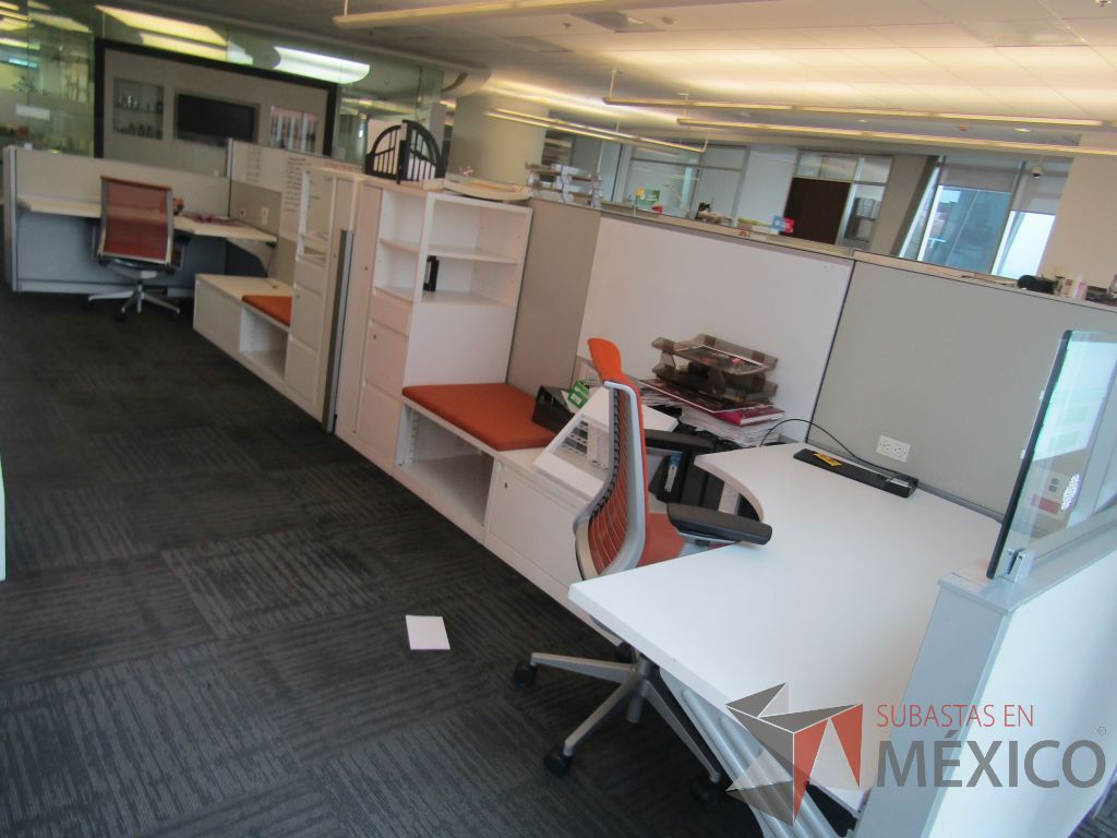 Lote 004 - Estación de trabajo para 5 personas, 3 credenzas de 1 cajón,1 espacio para documentos y cojín de tela color naranja - Imagen 5