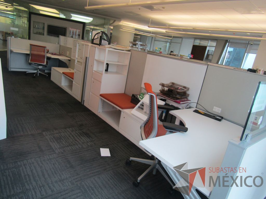 Lote 004 - Estación de trabajo para 5 personas, 3 credenzas de 1 cajón,1 espacio para documentos y cojín de tela color naranja