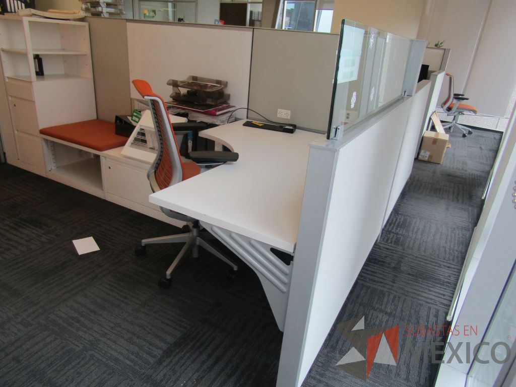 Lote 004 - Estación de trabajo para 5 personas, 3 credenzas de 1 cajón,1 espacio para documentos y cojín de tela color naranja - Imagen 6