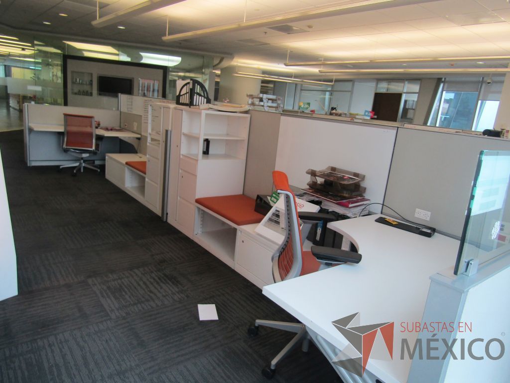 Lote 004 - Estación de trabajo para 5 personas, 3 credenzas de 1 cajón,1 espacio para documentos y cojín de tela color naranja - Imagen 7