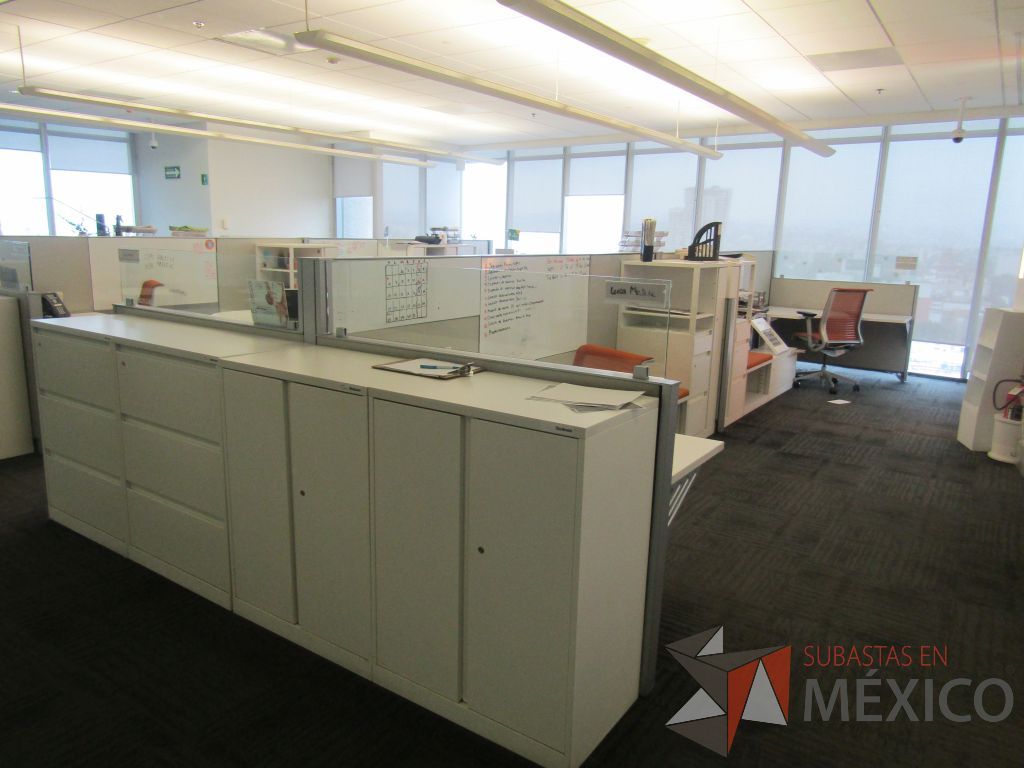 Lote 004 - Estación de trabajo para 5 personas, 3 credenzas de 1 cajón,1 espacio para documentos y cojín de tela color naranja - Imagen 8