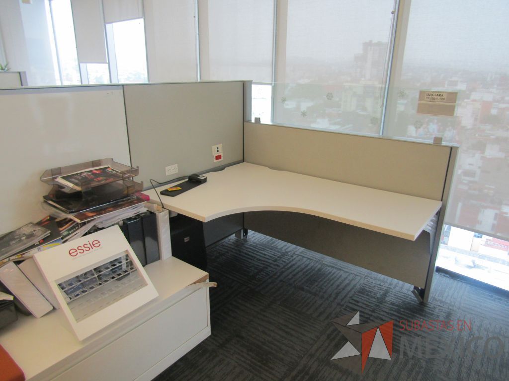 Lote 004 - Estación de trabajo para 5 personas, 3 credenzas de 1 cajón,1 espacio para documentos y cojín de tela color naranja - Imagen 9