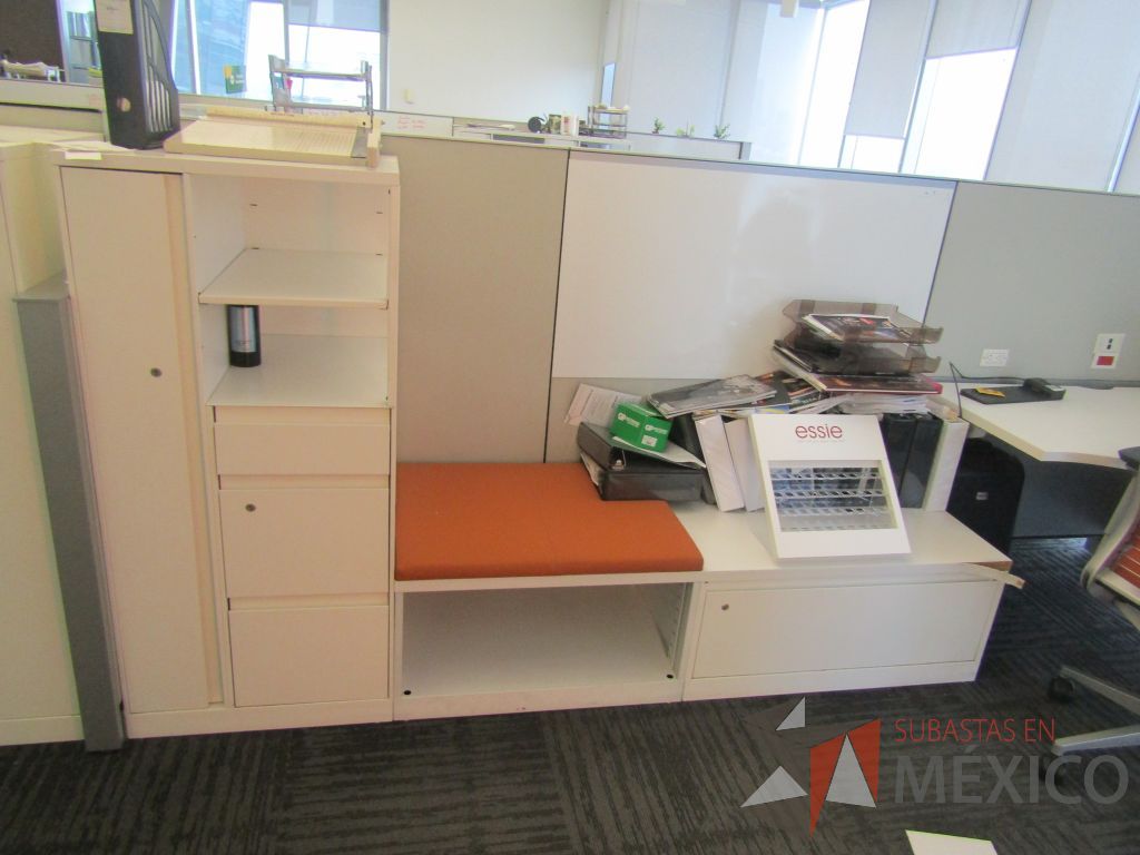 Lote 004 - Estación de trabajo para 5 personas, 3 credenzas de 1 cajón,1 espacio para documentos y cojín de tela color naranja - Imagen 10