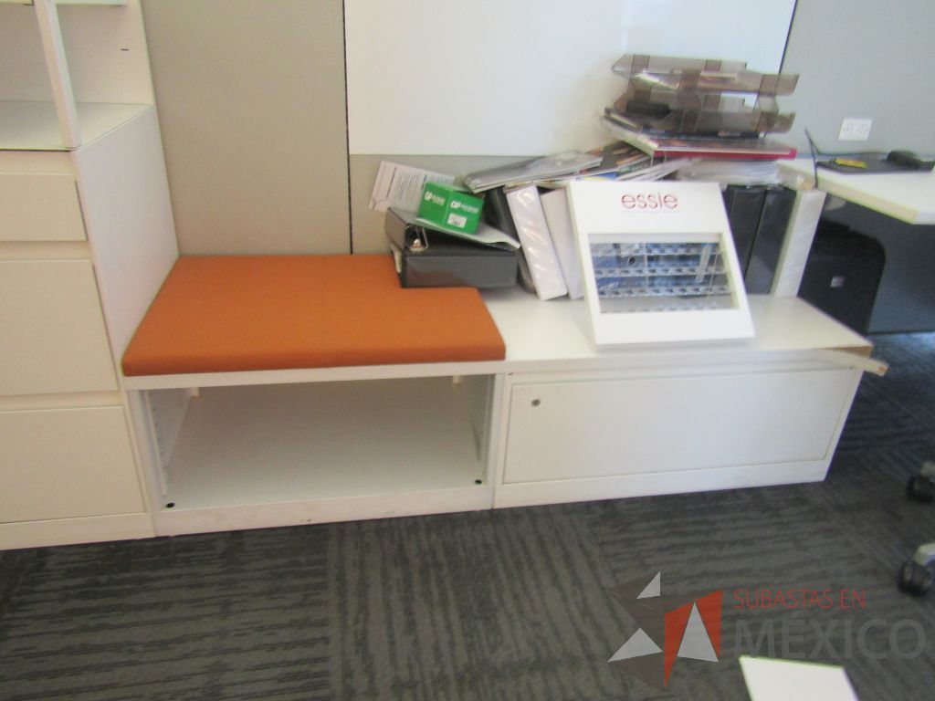 Lote 004 - Estación de trabajo para 5 personas, 3 credenzas de 1 cajón,1 espacio para documentos y cojín de tela color naranja - Imagen 11