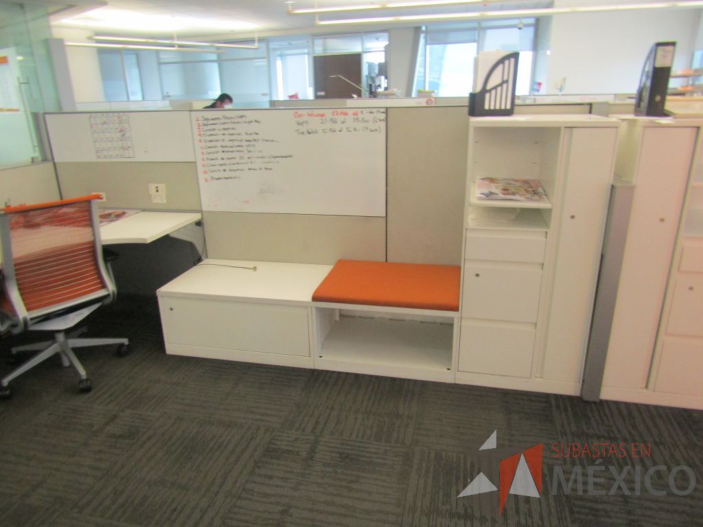 Lote 004 - Estación de trabajo para 5 personas, 3 credenzas de 1 cajón,1 espacio para documentos y cojín de tela color naranja - Imagen 12