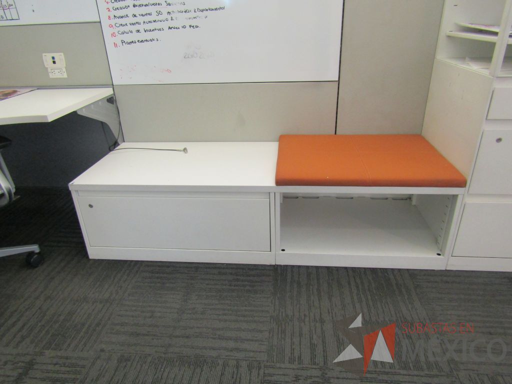Lote 004 - Estación de trabajo para 5 personas, 3 credenzas de 1 cajón,1 espacio para documentos y cojín de tela color naranja - Imagen 13