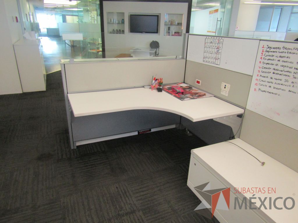 Lote 004 - Estación de trabajo para 5 personas, 3 credenzas de 1 cajón,1 espacio para documentos y cojín de tela color naranja - Imagen 14