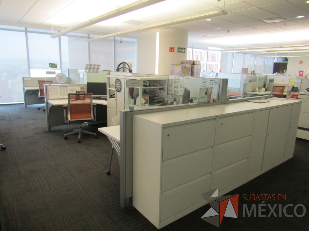 Lote 004 - Estación de trabajo para 5 personas, 3 credenzas de 1 cajón,1 espacio para documentos y cojín de tela color naranja - Imagen 15