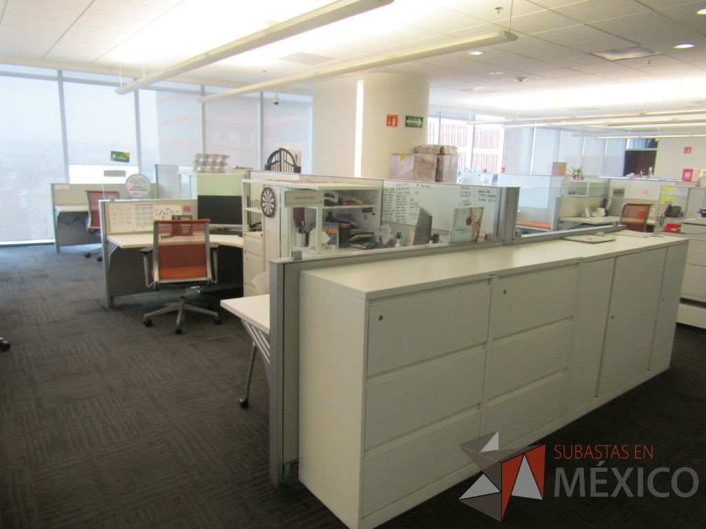 Lote 004 - Estación de trabajo para 5 personas, 3 credenzas de 1 cajón,1 espacio para documentos y cojín de tela color naranja - Imagen 16