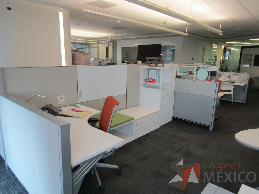 Lote 004 - Estación de trabajo para 5 personas, 3 credenzas de 1 cajón,1 espacio para documentos y cojín de tela color naranja - Imagen 17