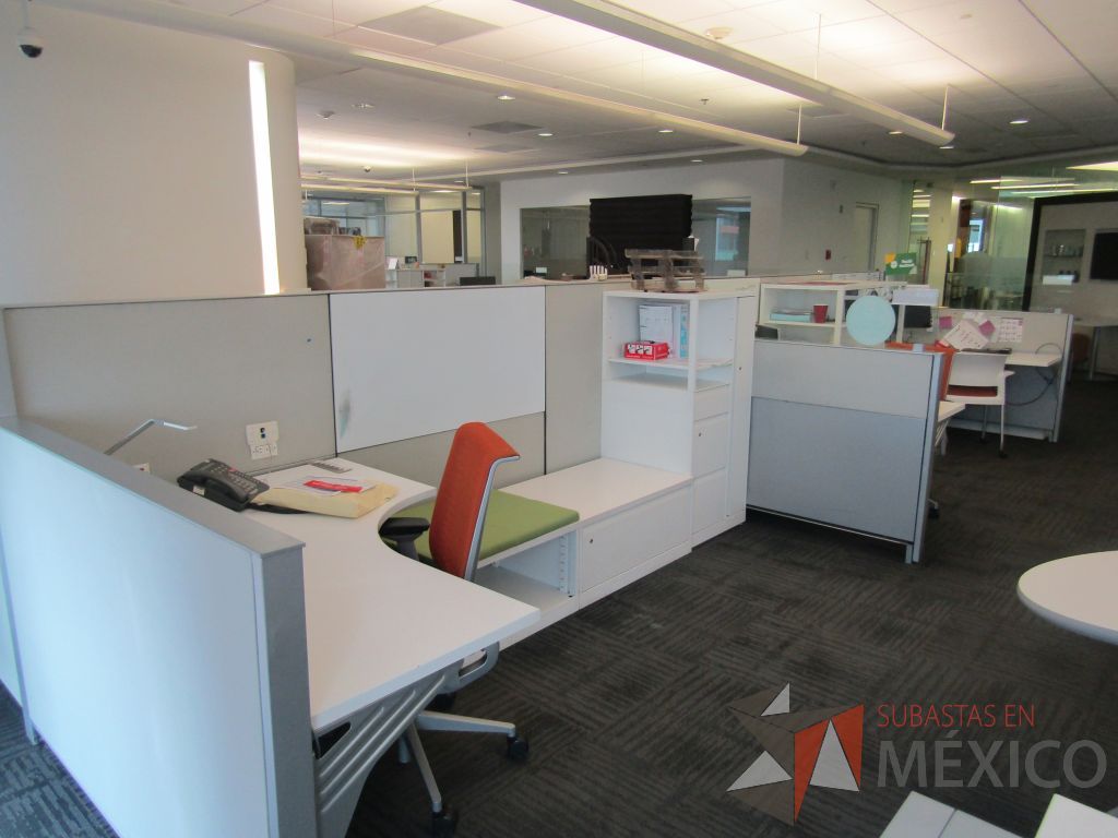 Lote 004 - Estación de trabajo para 5 personas, 3 credenzas de 1 cajón,1 espacio para documentos y cojín de tela color naranja - Imagen 18