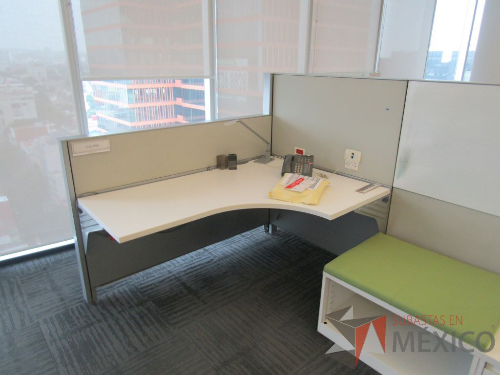 Lote 004 - Estación de trabajo para 5 personas, 3 credenzas de 1 cajón,1 espacio para documentos y cojín de tela color naranja - Imagen 19