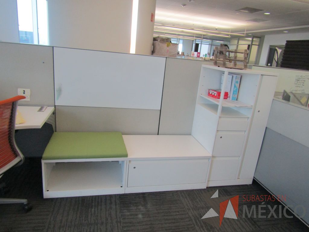 Lote 004 - Estación de trabajo para 5 personas, 3 credenzas de 1 cajón,1 espacio para documentos y cojín de tela color naranja - Imagen 20