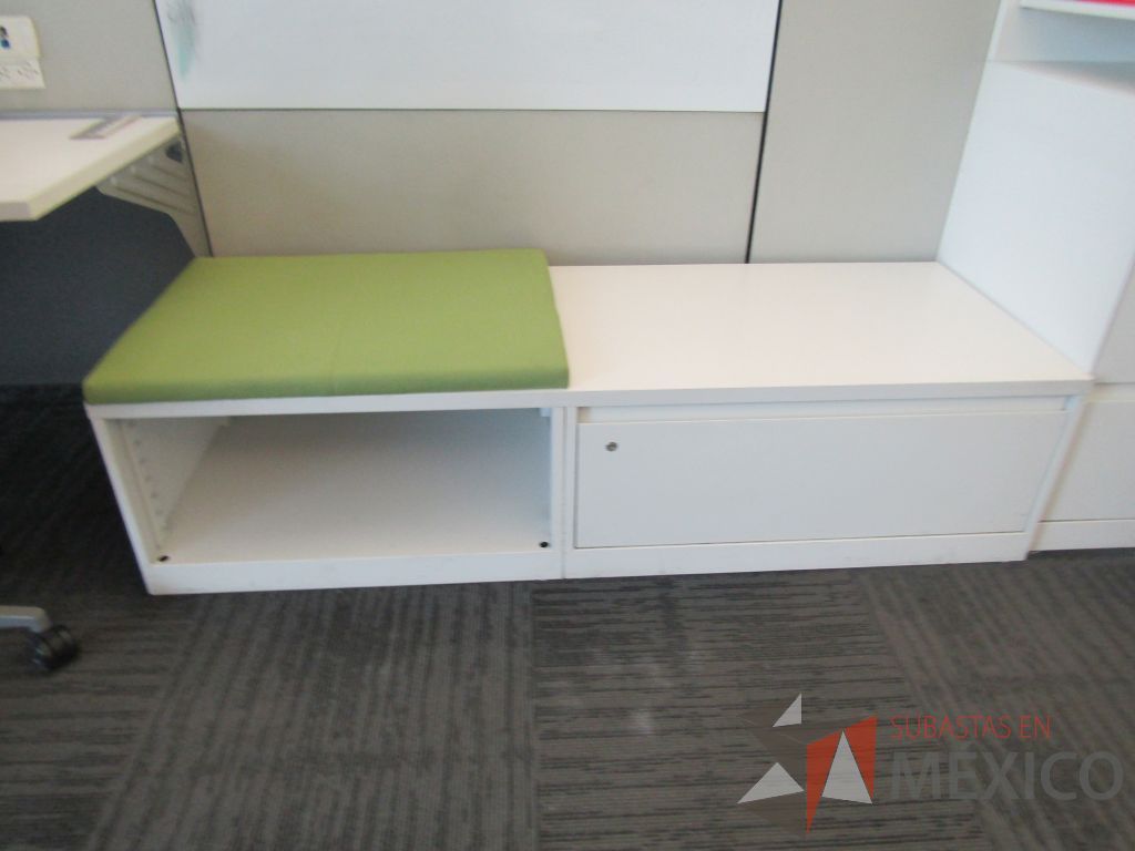 Lote 004 - Estación de trabajo para 5 personas, 3 credenzas de 1 cajón,1 espacio para documentos y cojín de tela color naranja - Imagen 21