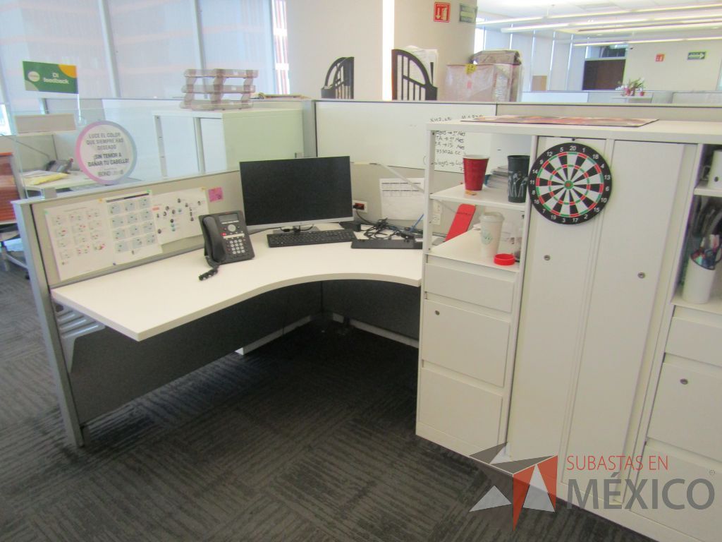 Lote 004 - Estación de trabajo para 5 personas, 3 credenzas de 1 cajón,1 espacio para documentos y cojín de tela color naranja - Imagen 22