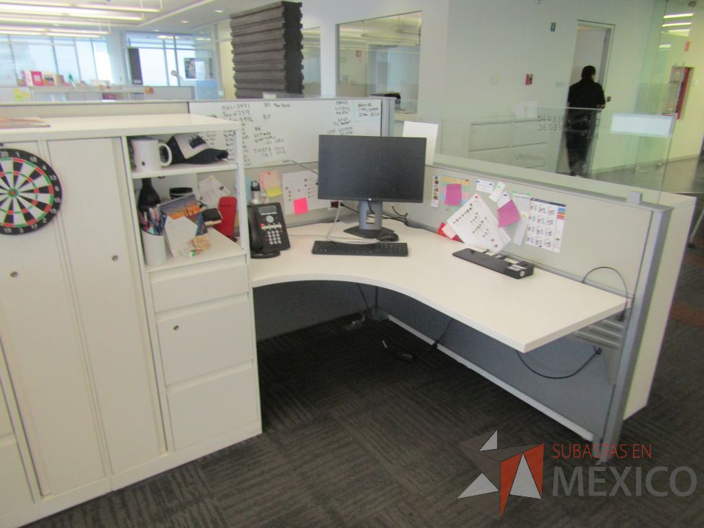 Lote 004 - Estación de trabajo para 5 personas, 3 credenzas de 1 cajón,1 espacio para documentos y cojín de tela color naranja - Imagen 23
