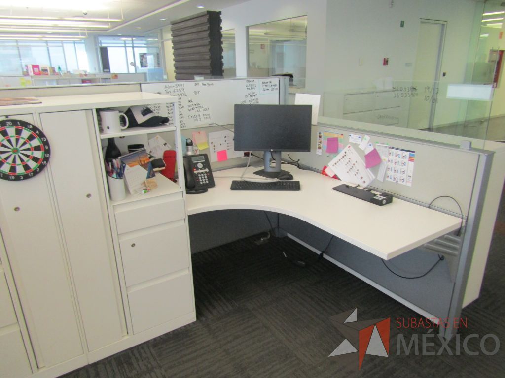 Lote 004 - Estación de trabajo para 5 personas, 3 credenzas de 1 cajón,1 espacio para documentos y cojín de tela color naranja - Imagen 24