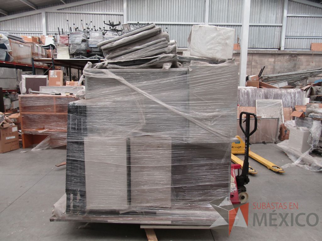 Lote 023 - 16 Piezas de credenzas de varios modelos, archivero y cubiertas de varios tamaños