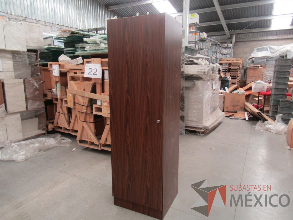 Lote 027 - 3 Piezas de gabinetes de 1 puerta y credenzas de varios modelos - Imagen 2