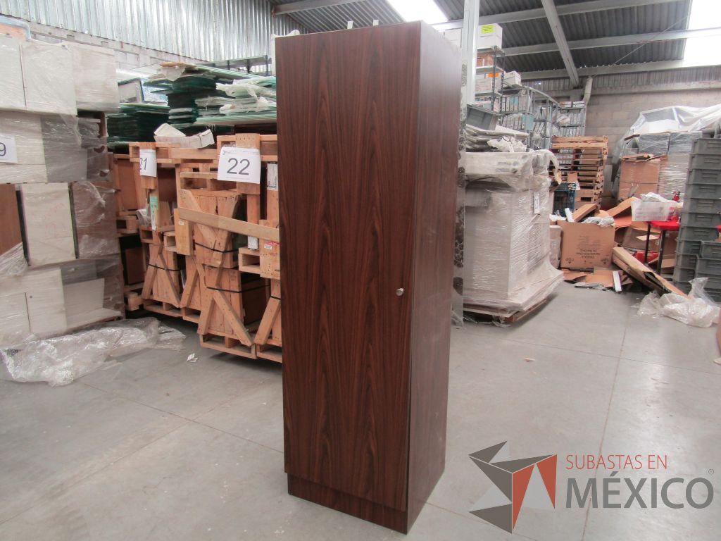 Lote 027 - 3 Piezas de gabinetes de 1 puerta y credenzas de varios modelos