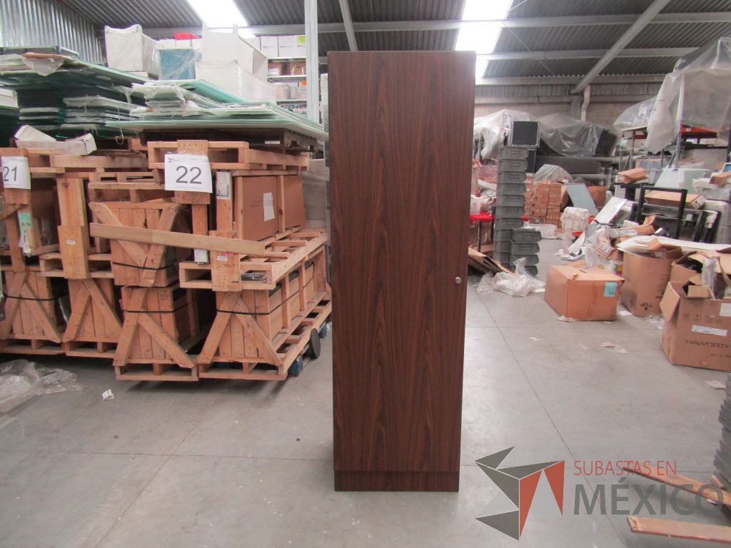 Lote 027 - 3 Piezas de gabinetes de 1 puerta y credenzas de varios modelos - Imagen 8