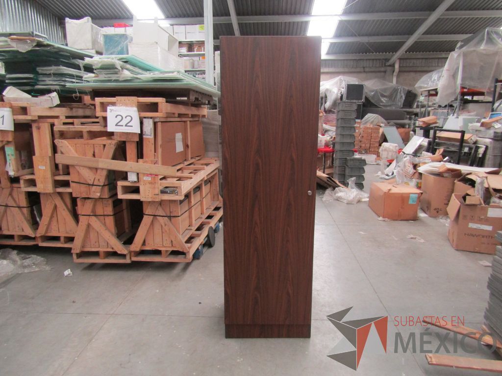 Lote 027 - 3 Piezas de gabinetes de 1 puerta y credenzas de varios modelos - Imagen 9