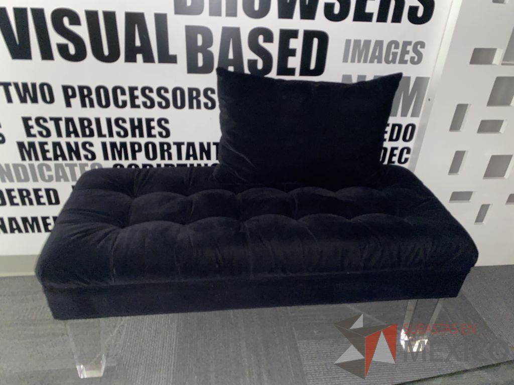 Lote 130 - Sillón de 2 plazas con base transparente, 2 cojines y asiento en tela color negro - Imagen 2