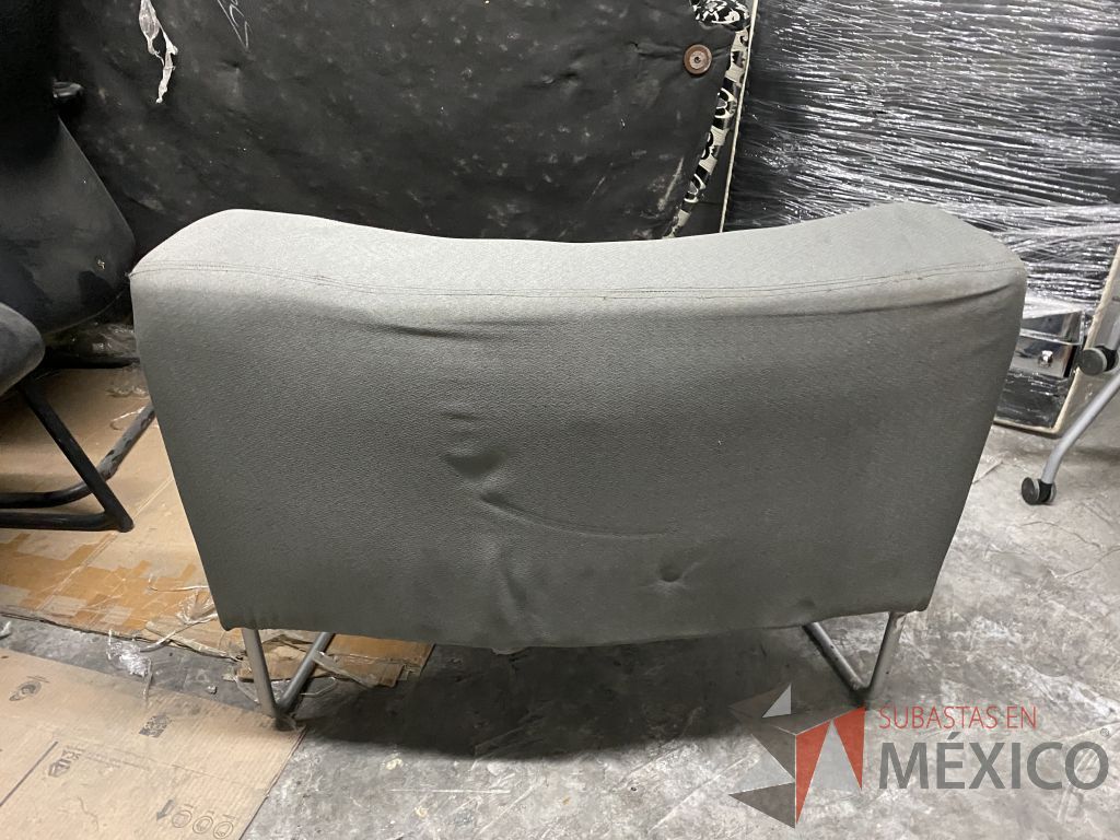 Lote 042 - 2 Sillones de 1 plaza con base metálica, asiento y respaldo en tela color gris - Imagen 4