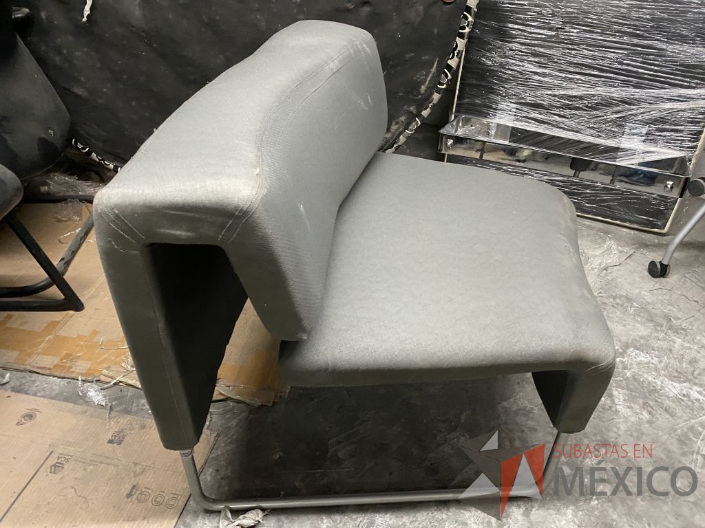 Lote 042 - 2 Sillones de 1 plaza con base metálica, asiento y respaldo en tela color gris - Imagen 5
