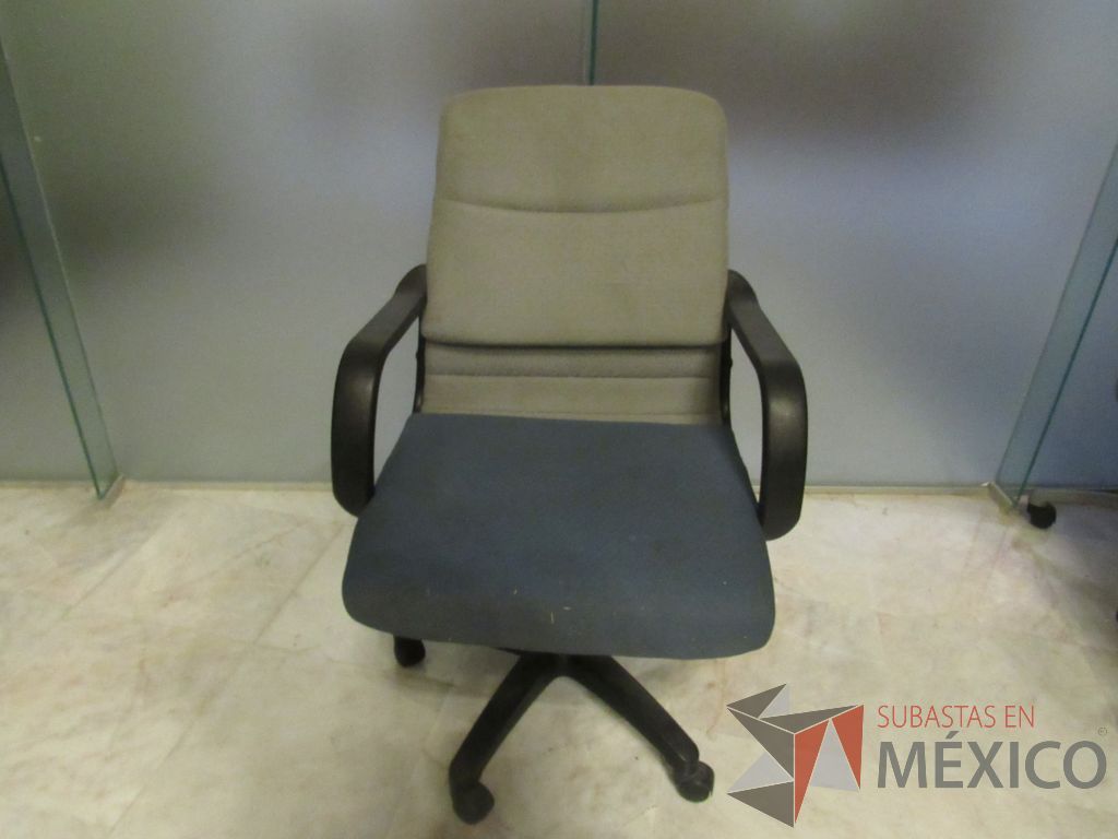 Lote 280b - Silla operativa con ruedas, descansa brazos, asiento y respaldo en tela color azul con gris