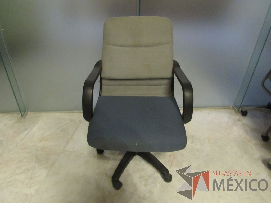Lote 161 - Silla operativa con ruedas, descansa brazos, asiento y respaldo en tela color azul con gris - Imagen 2