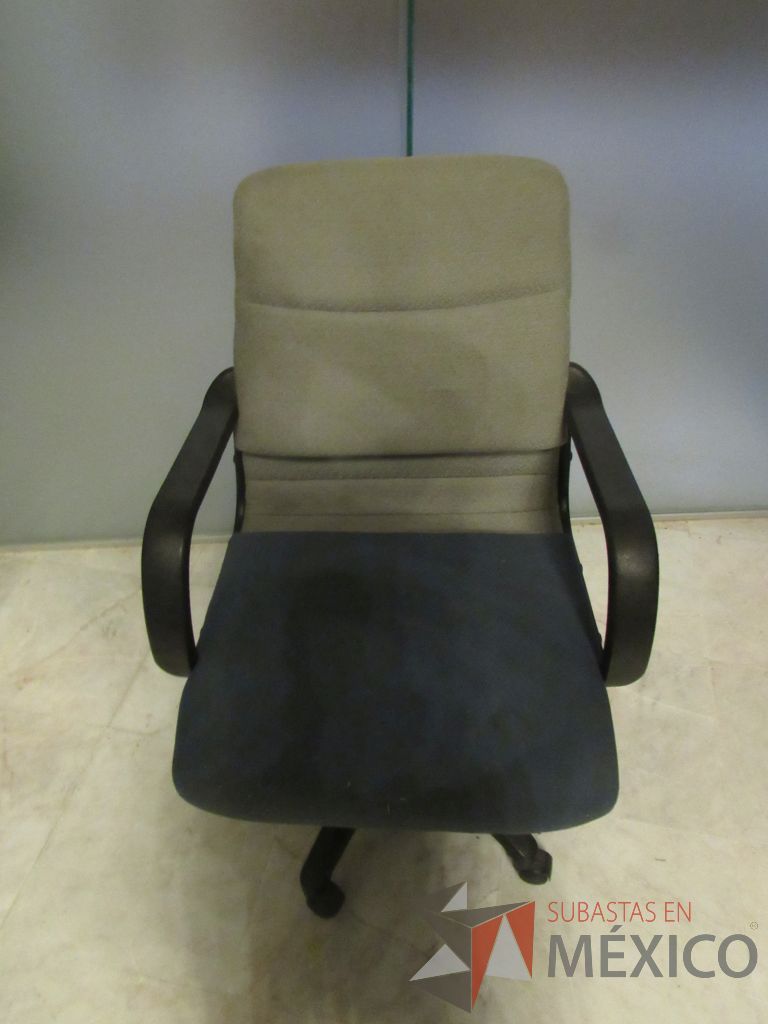 Lote 280b - Silla operativa con ruedas, descansa brazos, asiento y respaldo en tela color azul con gris - Imagen 3