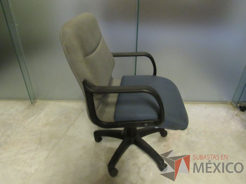 Lote 280b - Silla operativa con ruedas, descansa brazos, asiento y respaldo en tela color azul con gris - Imagen 4