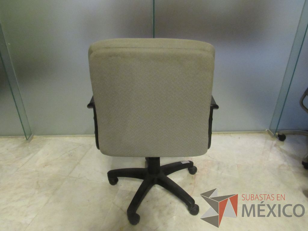 Lote 280b - Silla operativa con ruedas, descansa brazos, asiento y respaldo en tela color azul con gris - Imagen 5