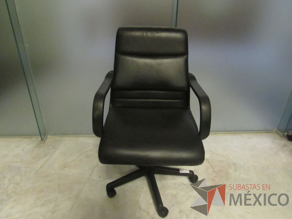 Lote 326a - Silla operativa con ruedas, descansa brazos, asiento y respaldo tipo piel color negro - Imagen 2