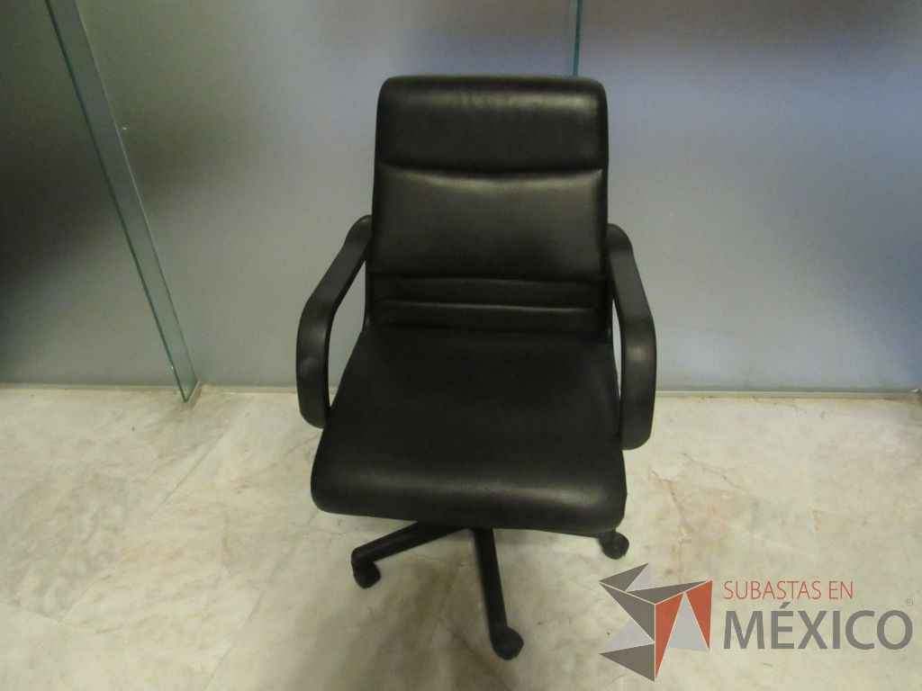 Lote 326a - Silla operativa con ruedas, descansa brazos, asiento y respaldo tipo piel color negro