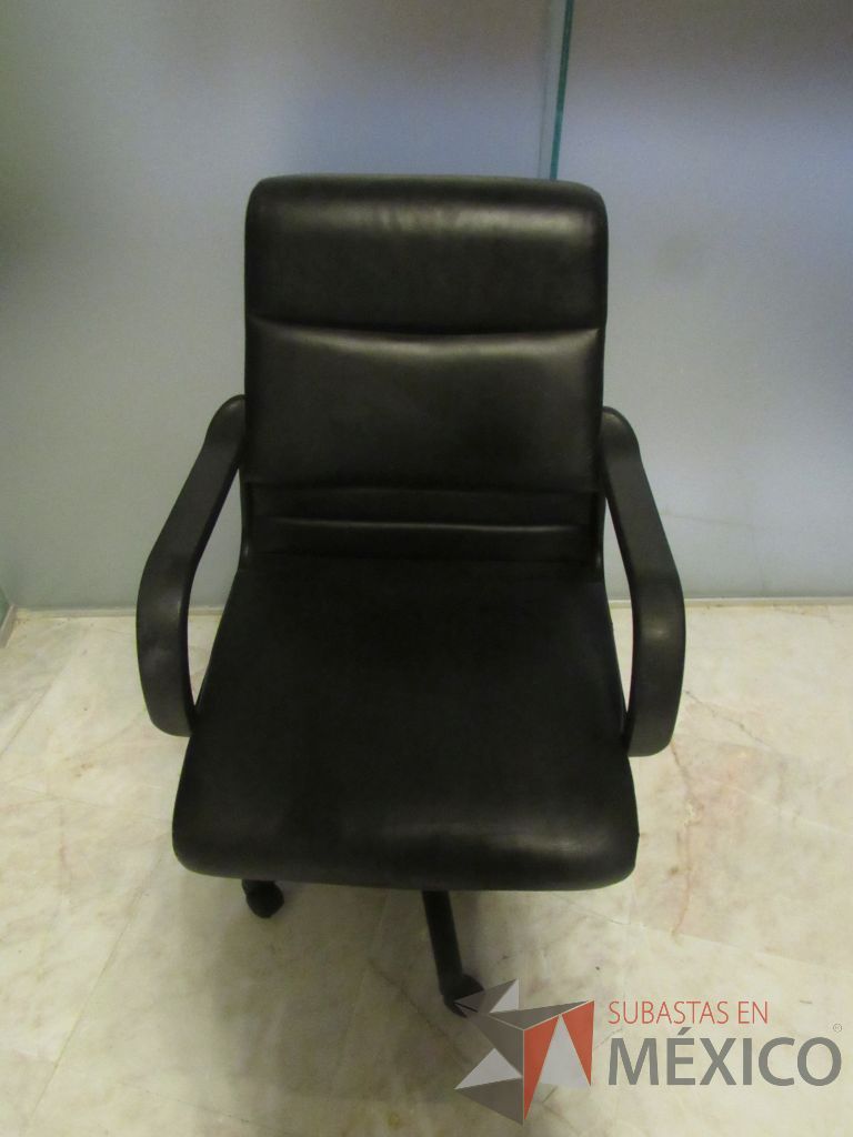 Lote 326a - Silla operativa con ruedas, descansa brazos, asiento y respaldo tipo piel color negro - Imagen 3