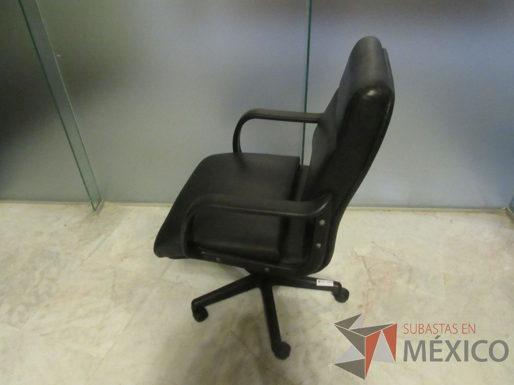 Lote 326a - Silla operativa con ruedas, descansa brazos, asiento y respaldo tipo piel color negro - Imagen 4