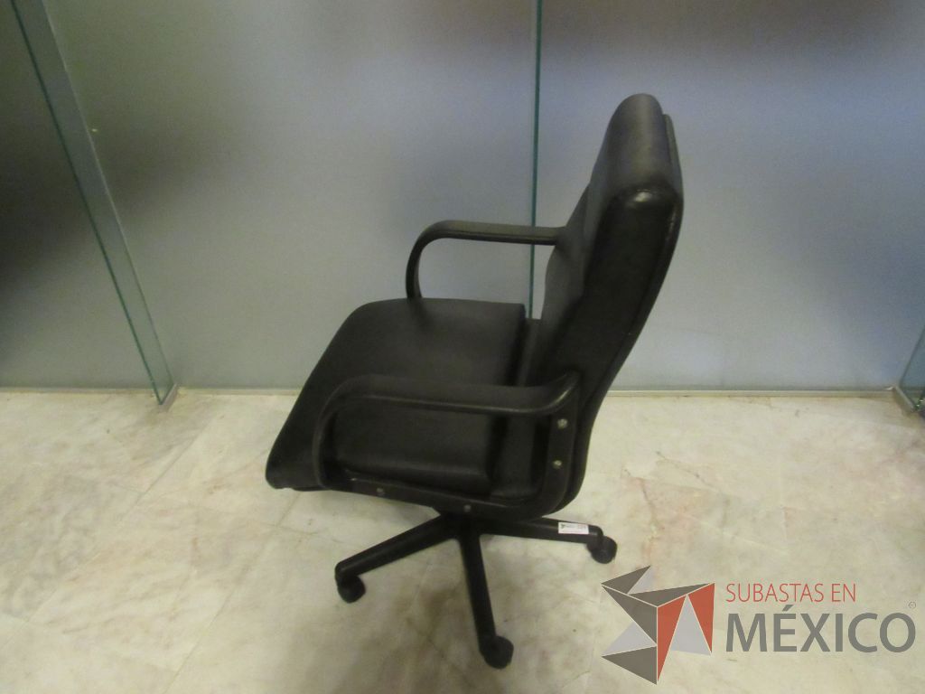 Lote 326a - Silla operativa con ruedas, descansa brazos, asiento y respaldo tipo piel color negro - Imagen 5