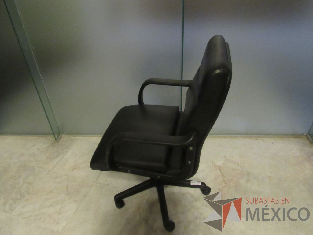 Lote 326a - Silla operativa con ruedas, descansa brazos, asiento y respaldo tipo piel color negro - Imagen 6