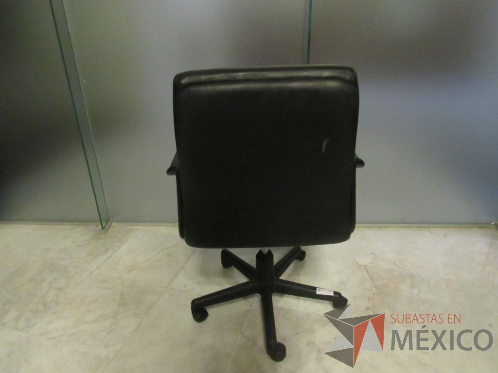 Lote 326a - Silla operativa con ruedas, descansa brazos, asiento y respaldo tipo piel color negro - Imagen 7