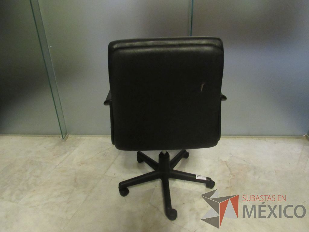 Lote 326a - Silla operativa con ruedas, descansa brazos, asiento y respaldo tipo piel color negro - Imagen 8